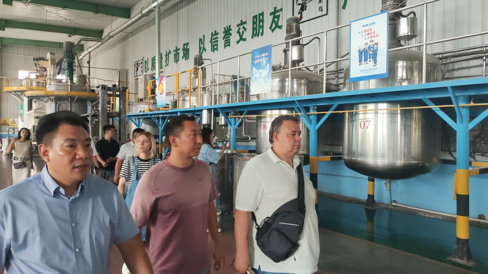 熱烈歡迎俄羅斯客戶到啄木鳥漆業(yè)集團考察