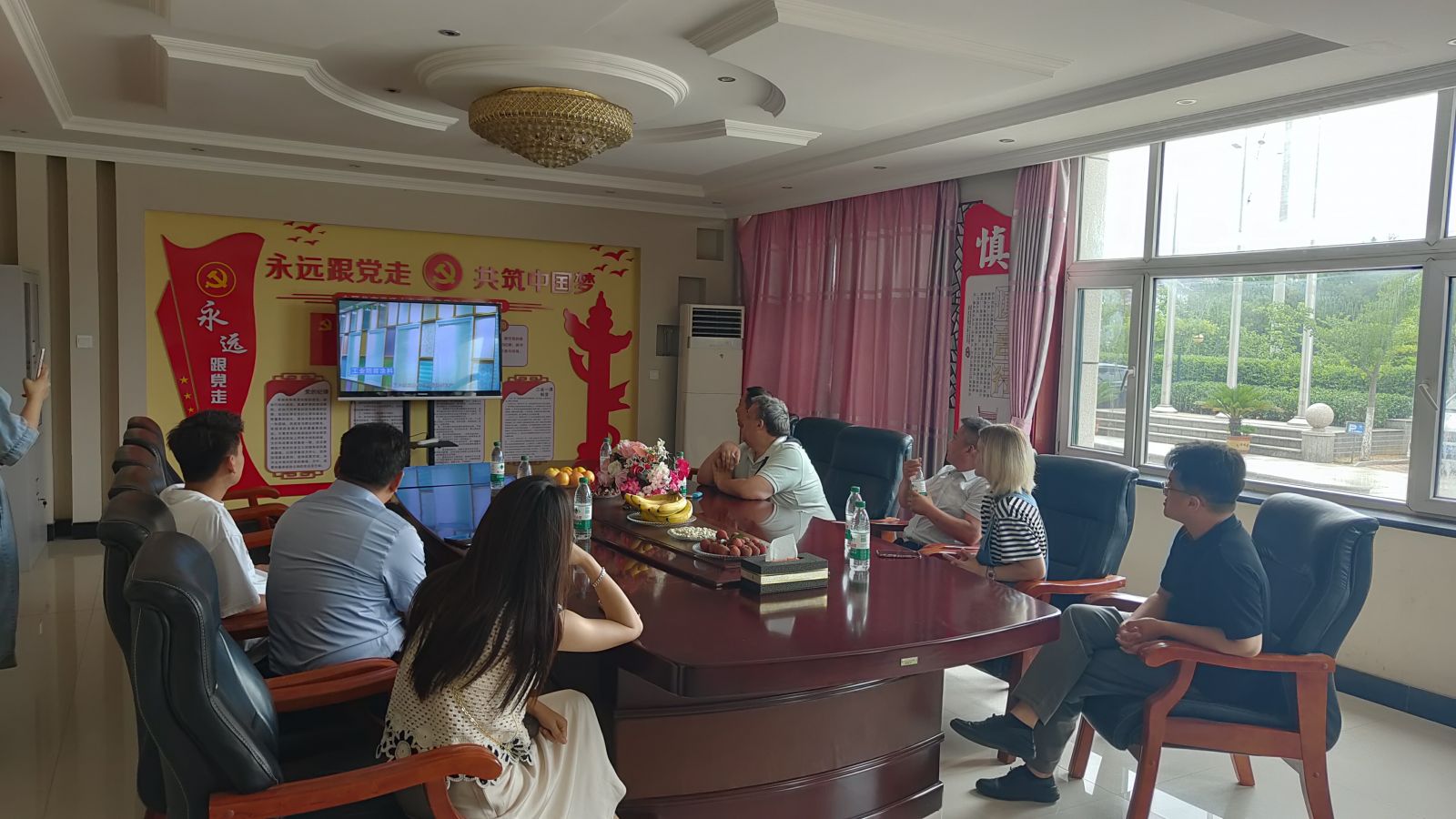 熱烈歡迎俄羅斯客戶到啄木鳥漆業(yè)集團考察