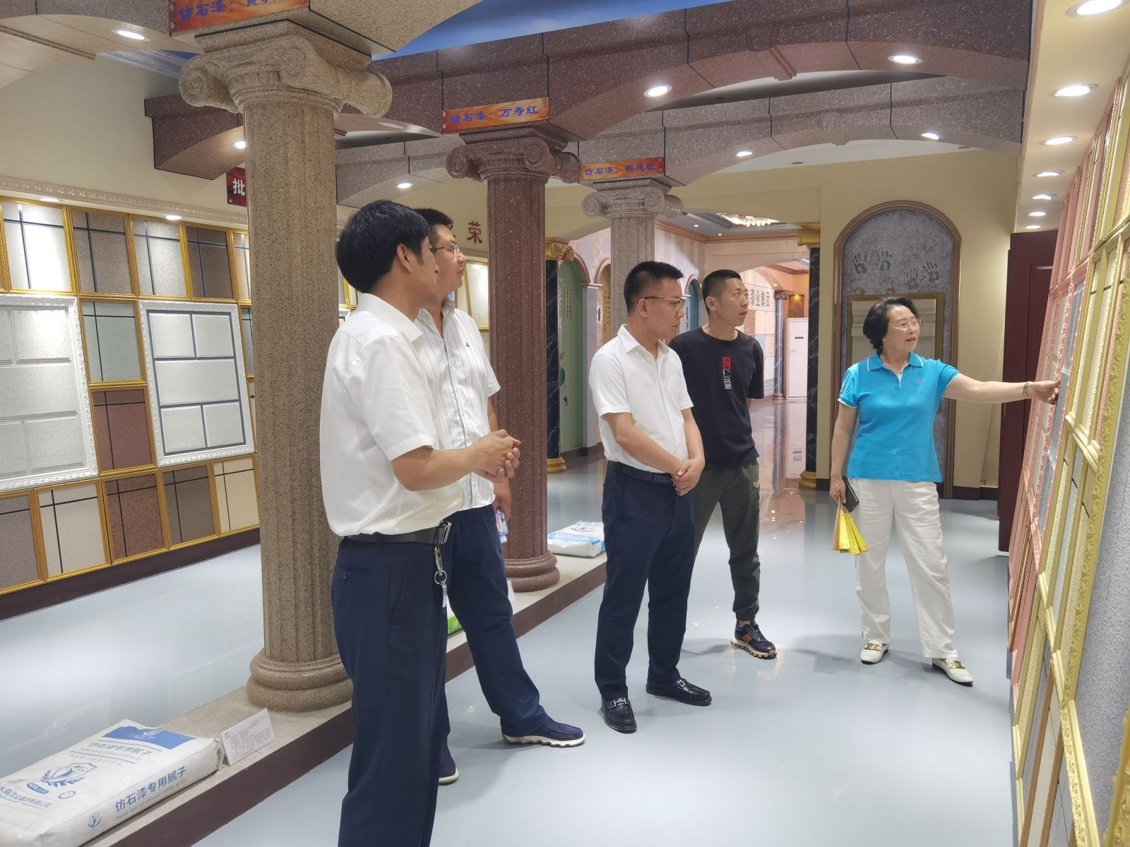 熱烈歡迎中國(guó)建筑第六局中建城市發(fā)展公司華中公司領(lǐng)導(dǎo)蒞臨啄木鳥漆業(yè)集團(tuán)參觀指導(dǎo)
