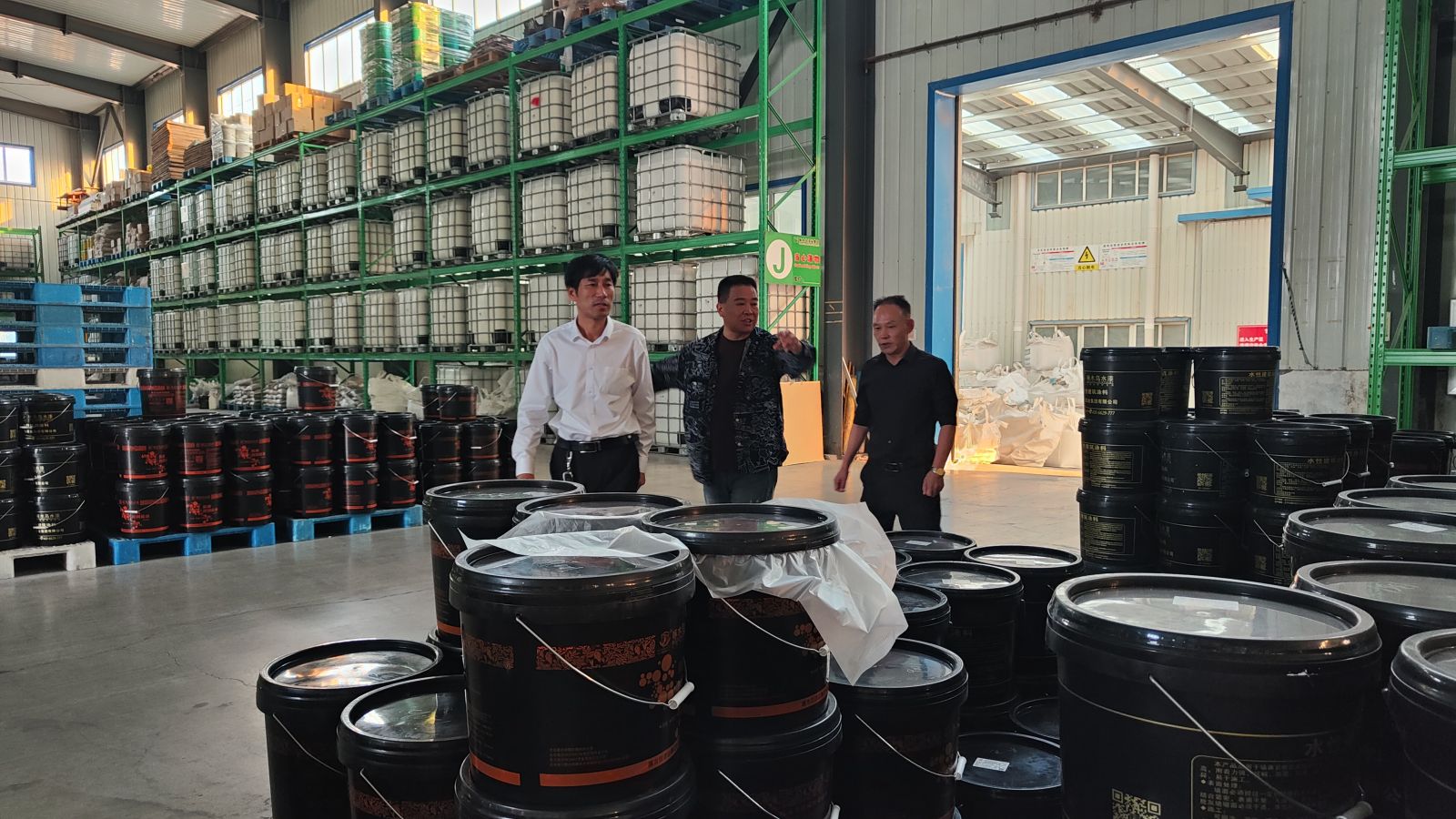 江蘇泰州王總到訪啄木鳥漆業(yè)集團(tuán)參觀考察 共促發(fā)展新機(jī)遇